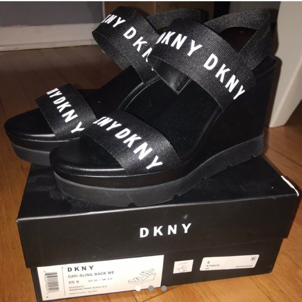 DKNY LOGO SANDAL WEDGE